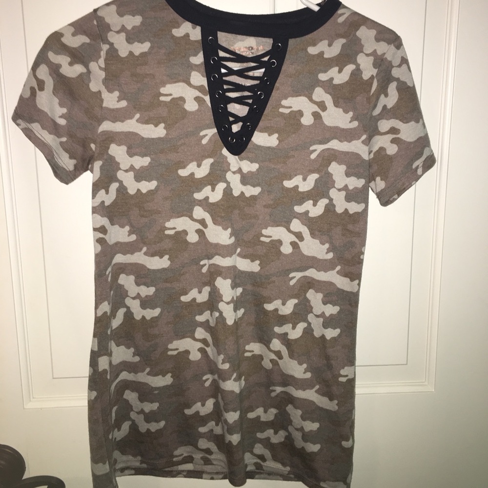 Camo lace up tee